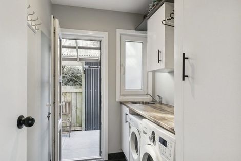 Photo of property in 2b Paratu Way, Strathmore Park, Wellington, 6022