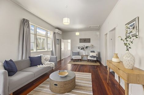 Photo of property in 137 Apu Crescent, Lyall Bay, Wellington, 6022