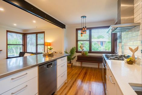 Photo of property in 16 Walton Avenue, Waikanae, 5036