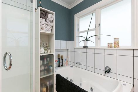 Photo of property in 327 Main Road, Tawa, Wellington, 5028