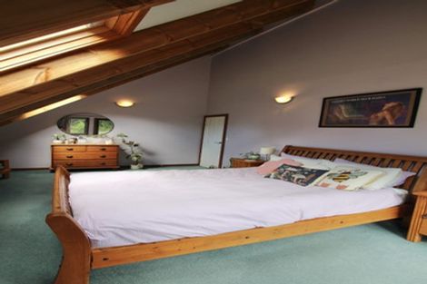 Photo of property in 2 Cascade Avenue, Waiatarua, Auckland, 0604