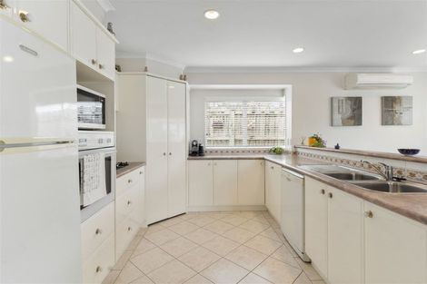 Photo of property in 6 Corta Bella Place, Golflands, Auckland, 2013