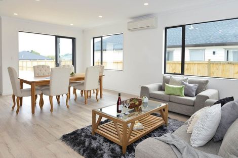 Photo of property in 12 Gilbransen Road, Kumeu, 0810