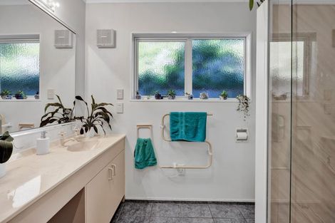 Photo of property in 6 Mayfair Place, Westown, New Plymouth, 4310