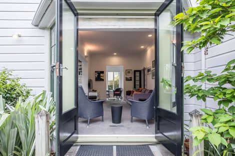 Photo of property in 33 Hobson Crescent, Thorndon, Wellington, 6011