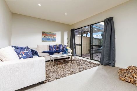 Photo of property in 4/42 Fields Parade, Oteha, Auckland, 0632