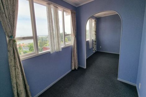 Photo of property in 28 Ellesmere Crescent, Pakuranga Heights, Auckland, 2010