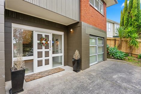 Photo of property in 31 Barlow Place, Chatswood, Auckland, 0626