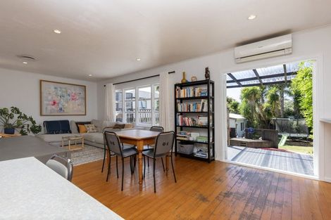 Photo of property in 25 Taipari Road, Te Atatu Peninsula, Auckland, 0610