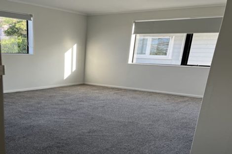 Photo of property in 2/523 Glenfield Road, Glenfield, Auckland, 0629