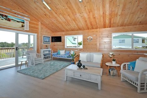 Photo of property in 37 Shakespear Road, Army Bay, Whangaparaoa, 0930