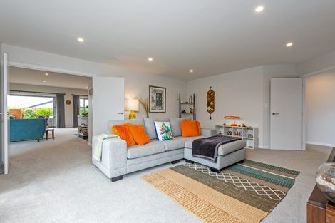 Photo of property in 8 Mediterranean Grove, Fitzherbert, Palmerston North, 4410