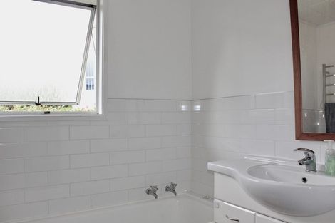 Photo of property in 58 Taipari Road, Te Atatu Peninsula, Auckland, 0610