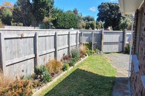 Photo of property in 2 Goldie Place, Waikanae Beach, Waikanae, 5036