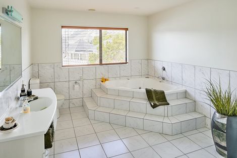 Photo of property in 30 Molyneux Close, Whitby, Porirua, 5024