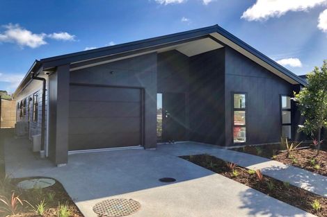 Photo of property in 38 Lumbarda Drive, Kumeu, 0810