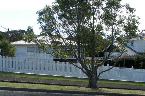 Photo of property in 14 Le Roy Terrace, Birkenhead, Auckland, 0626