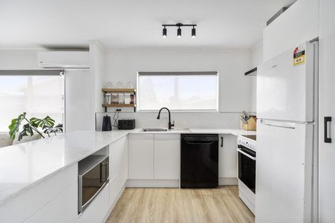 Photo of property in 2/2 Hatherley Place, Clendon Park, Auckland, 2103