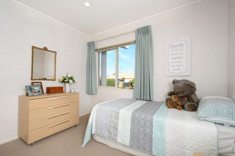 Photo of property in 16 Chalmers Close, Orewa, 0931