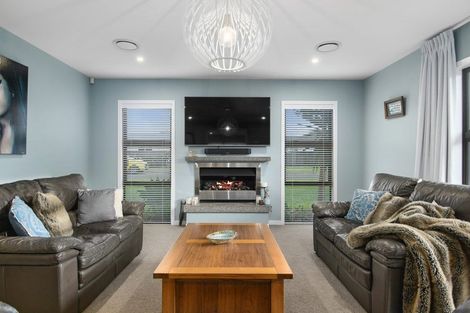Photo of property in 16 Korako Drive, Kumeu, 0810