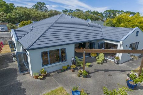Photo of property in 95 Weggery Drive, Waikanae Beach, Waikanae, 5036