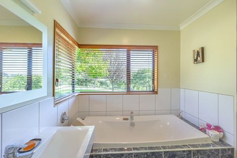 Photo of property in 40 Manakau Heights Drive, Manakau, Otaki, 5583