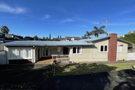 Photo of property in 16a Commodore Parry Road, Castor Bay, Auckland, 0620