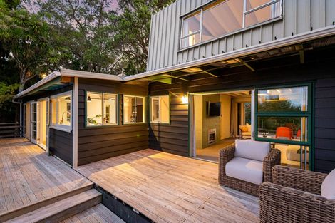 Photo of property in 8 Arapito Road, Titirangi, Auckland, 0604