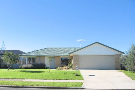 Photo of property in 16 Loughinisland Place, Weymouth, Auckland, 2103