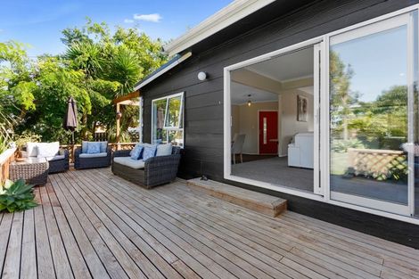 Photo of property in 33 Donnelly Street, Oakura, 4314