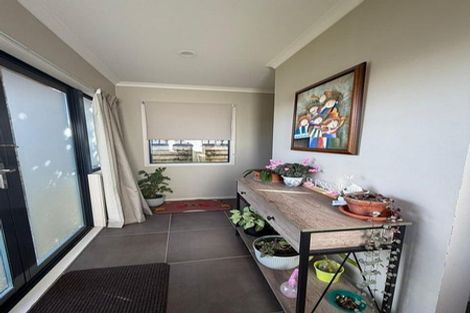 Photo of property in 129 Fernhill Way, Oteha, Auckland, 0632