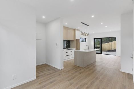 Photo of property in 8e Tahinga Street, Northcote, Auckland, 0627