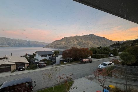 Photo of property in 46 Wynyard Crescent, Fernhill, Queenstown, 9300
