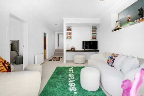 Photo of property in 290 Devon Street West, New Plymouth, 4310