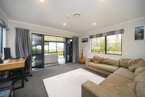 Photo of property in 3 Abby Road, Fitzherbert, Palmerston North, 4410