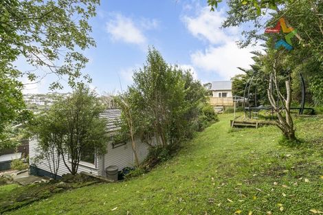 Photo of property in 10 Innes Way, Newlands, Wellington, 6037
