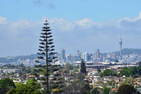 Photo of property in 1/48 Ravenwood Drive, Forrest Hill, Auckland, 0620