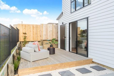 Photo of property in 2/85 Royal View Road, Te Atatu South, Auckland, 0610