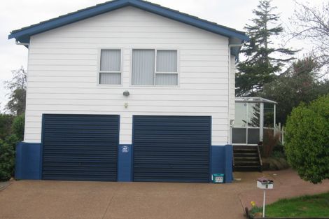 Photo of property in 2 Leatham Crescent, Opaheke, Papakura, 2113
