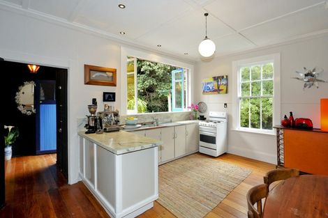 Photo of property in 13 Cave Road, Houghton Bay, Wellington, 6023