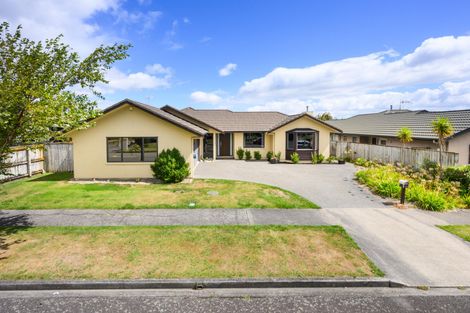 Photo of property in 19 Johnstone Drive, Fitzherbert, Palmerston North, 4410