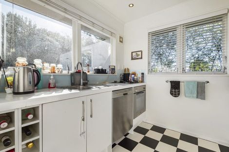 Photo of property in 10 Aplin Place, Birkdale, Auckland, 0626