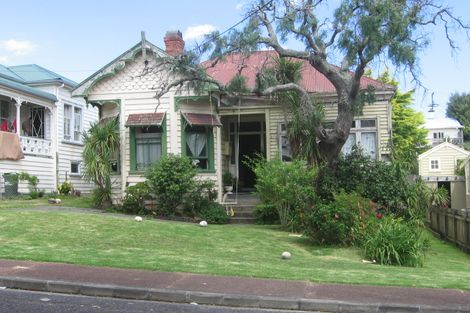 Photo of property in 15 Saint Leonards Road, Devonport, Auckland, 0624