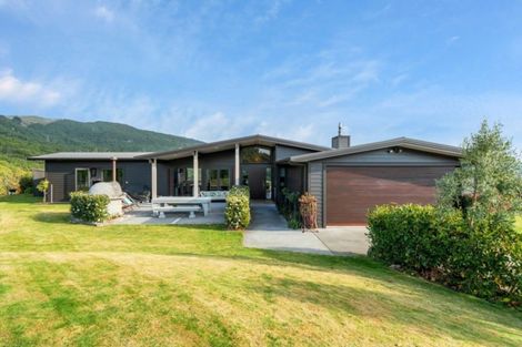 Photo of property in 5 Peregrine Place, Kinloch, Taupo, 3377