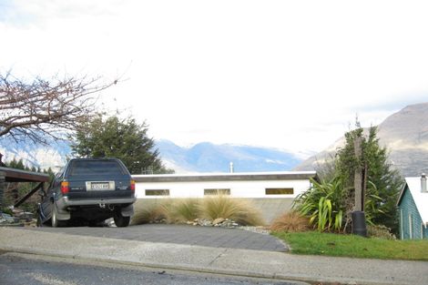 Photo of property in 77 Wynyard Crescent, Fernhill, Queenstown, 9300