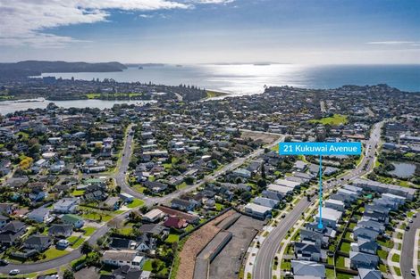 Photo of property in 21 Kukuwai Avenue, Red Beach, 0932