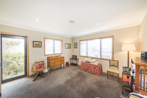 Photo of property in 56 Ruapehu Drive, Fitzherbert, Palmerston North, 4410