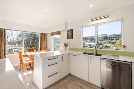 Photo of property in 2 Mckeefry Grove, Tawa, Wellington, 5028