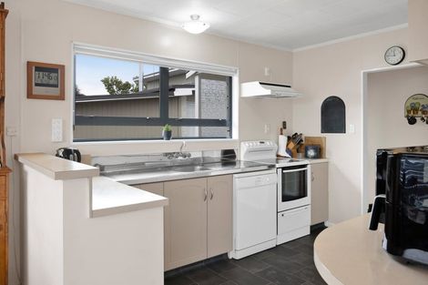 Photo of property in 8 Kowhai Street, Strandon, New Plymouth, 4312