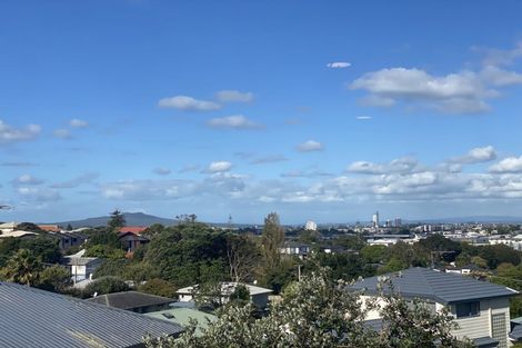 Photo of property in 2/8 Mossop Rise, Glenfield, Auckland, 0629